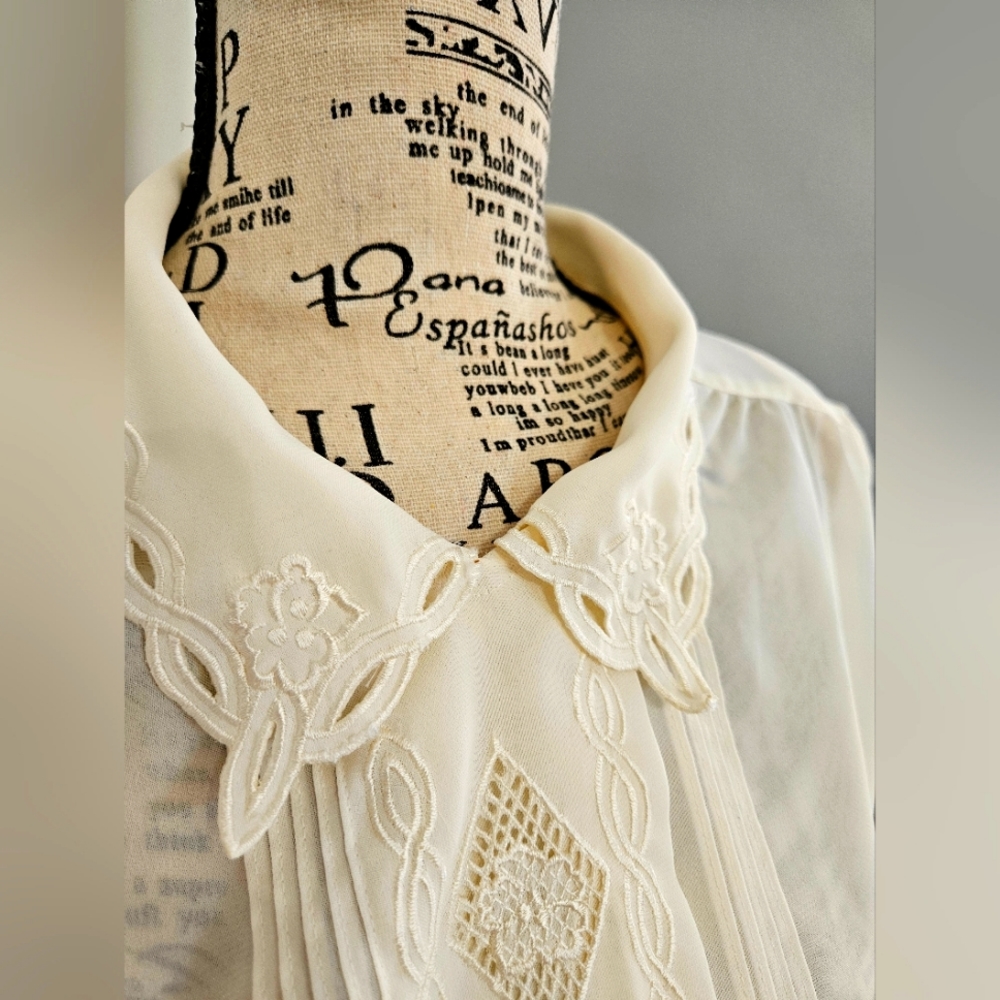 Beautiful Vintage 1980s Susan Hutton Embroidered Button-up Blouse